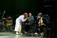 バンドメンバー全員のまつ毛をチェックするNao☆。