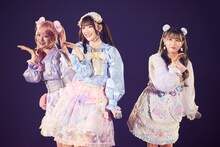 ≠ME「ウルトラレアキッス」を披露する齋藤樹愛羅、音嶋莉沙、山本杏奈。