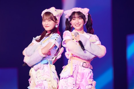 ≠ME「2時半ろけんろー」を披露する高松瞳と野口衣織。(c)YOANI / ソニー・ミュージックレーベルズ