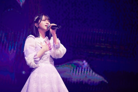 ≠ME「君はスパークル」を歌う佐々木舞香。(c)YOANI / ソニー・ミュージックレーベルズ