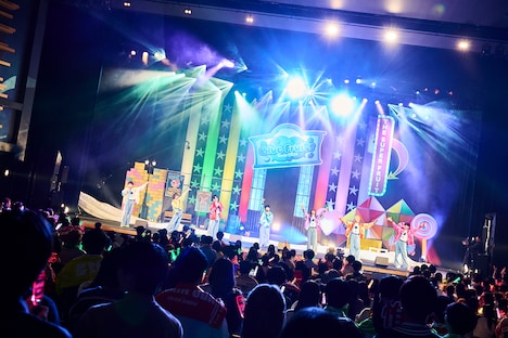 「THE SUPER FRUIT 2nd ONEMAN TOUR - Blue Fruits Tour2024 -」昭和女子大学人見記念講堂公演の様子。（撮影：上溝恭香）