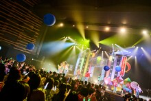 「THE SUPER FRUIT 2nd ONEMAN TOUR - Blue Fruits Tour2024 -」昭和女子大学人見記念講堂公演の様子。（撮影：上溝恭香）