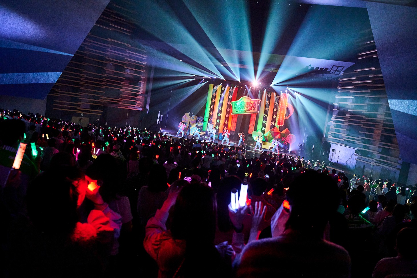 「THE SUPER FRUIT 2nd ONEMAN TOUR - Blue Fruits Tour2024 -」昭和女子大学人見記念講堂公演の様子。（撮影：上溝恭香）