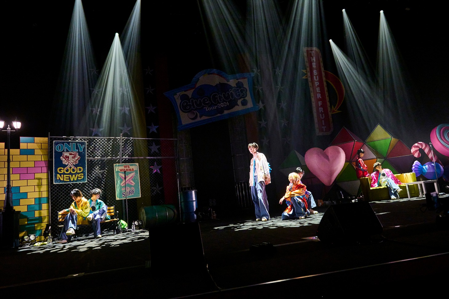 「THE SUPER FRUIT 2nd ONEMAN TOUR - Blue Fruits Tour2024 -」昭和女子大学人見記念講堂公演の様子。（撮影：上溝恭香）
