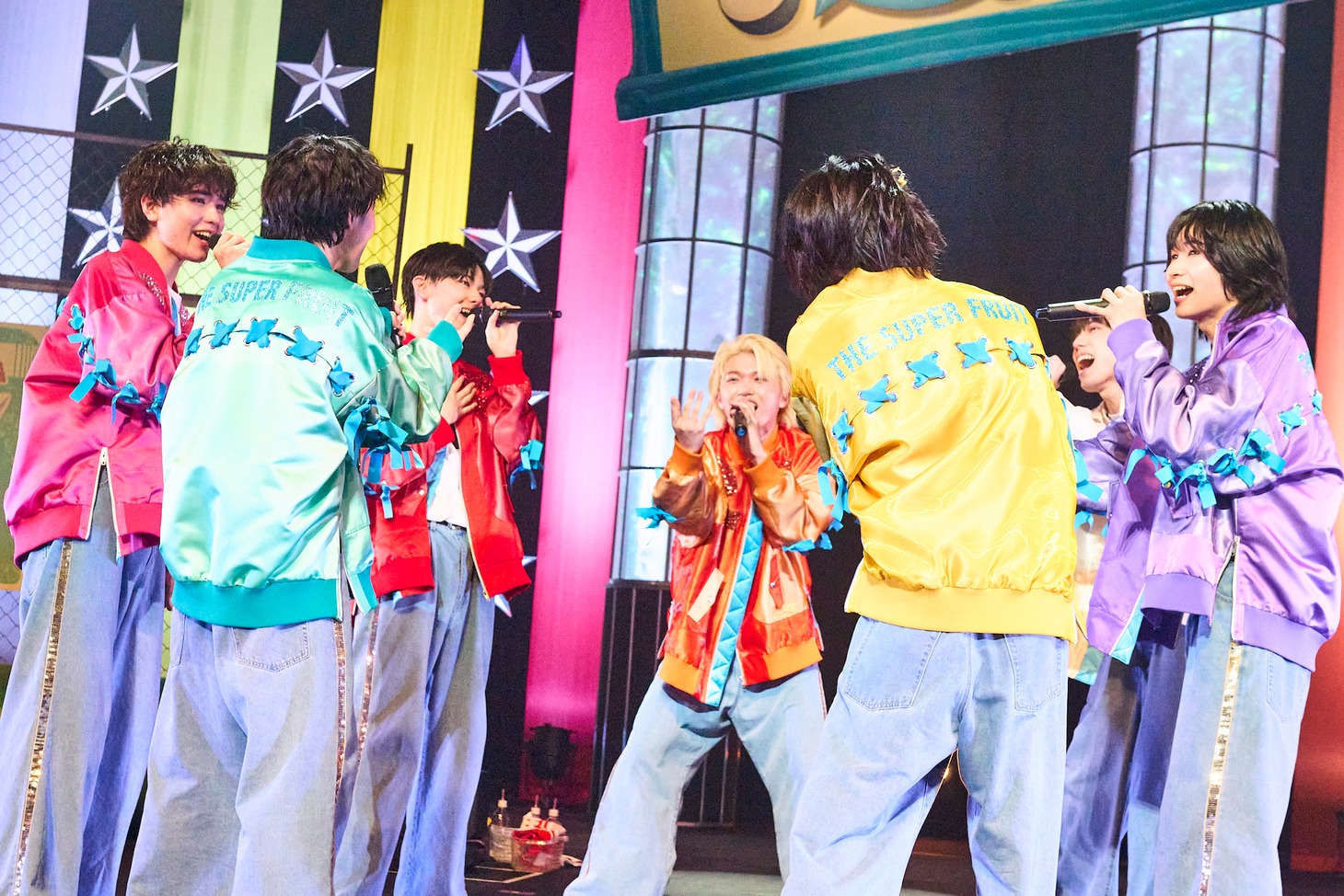 「THE SUPER FRUIT 2nd ONEMAN TOUR - Blue Fruits Tour2024 -」昭和女子大学人見記念講堂公演の様子。（撮影：上溝恭香）