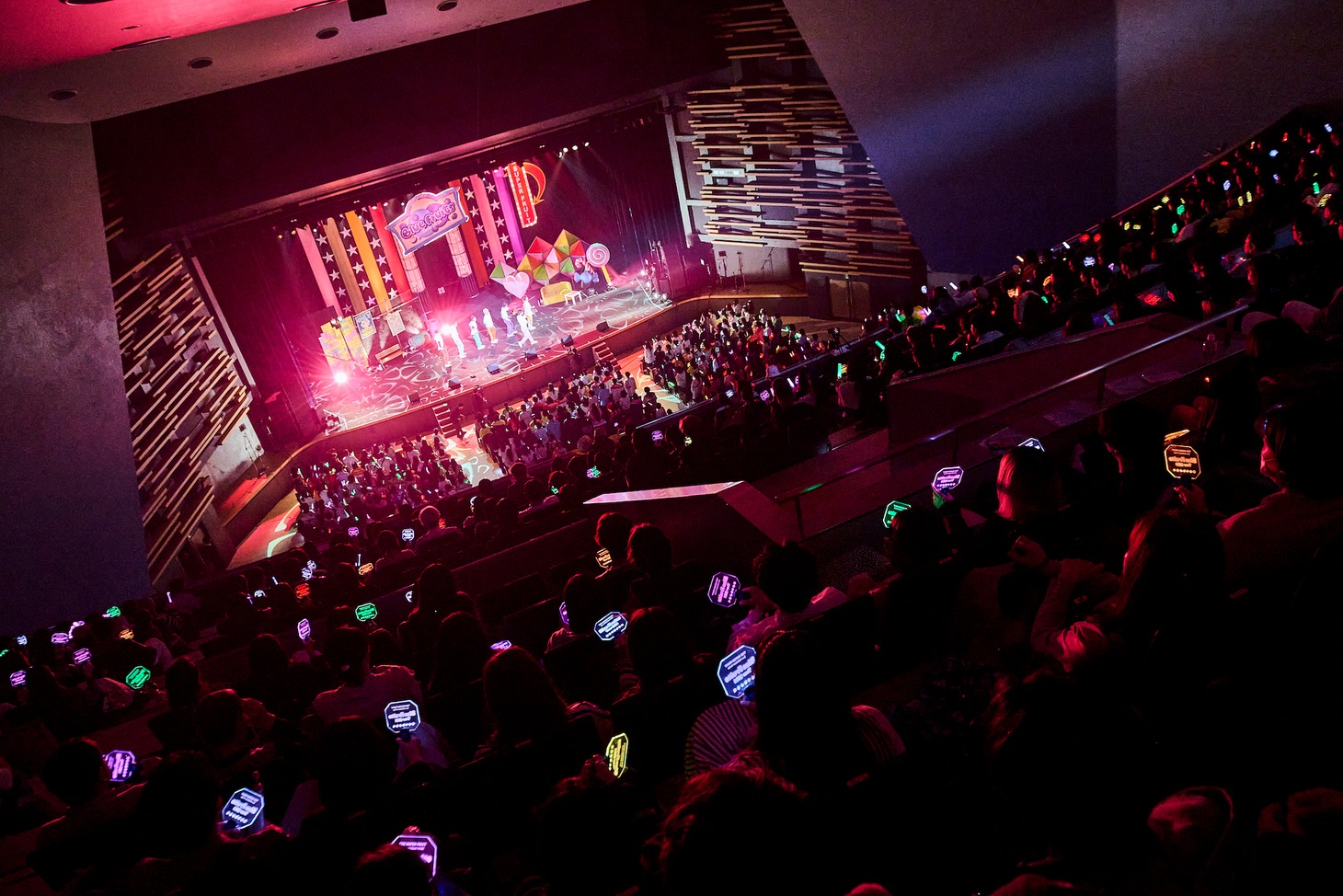 「THE SUPER FRUIT 2nd ONEMAN TOUR - Blue Fruits Tour2024 -」昭和女子大学人見記念講堂公演の様子。（撮影：上溝恭香）