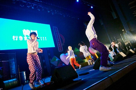 韓国でのイベント開催決定に狂喜乱舞するTHE SUPER FRUIT。（撮影：上溝恭香）