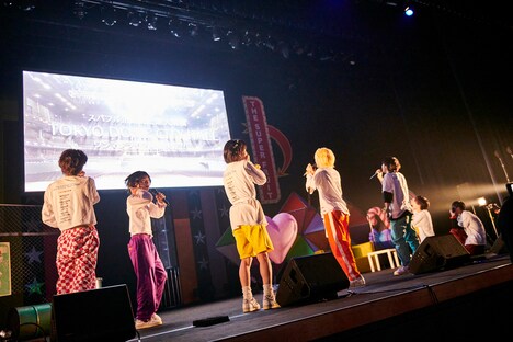 TOKYO DOME CITY HALLワンマンライブ発表に驚くTHE SUPER FRUIT。（撮影：上溝恭香）