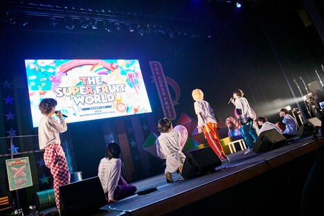 TOKYO DOME CITY HALLワンマンライブ発表に驚くTHE SUPER FRUIT。（撮影：上溝恭香）