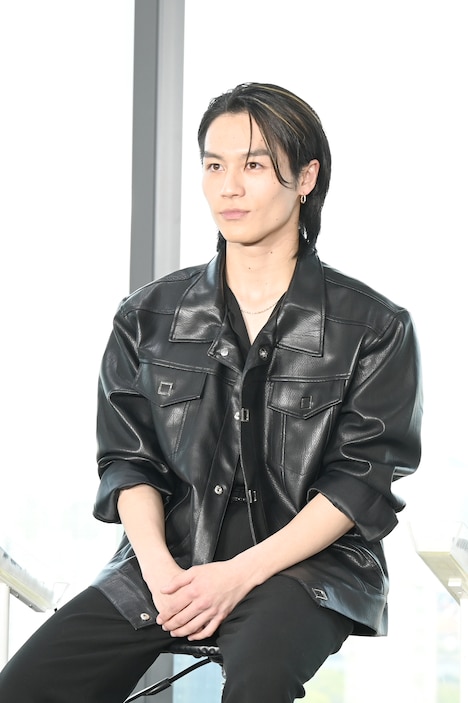 会見中、Travis Japanを何度もアピールする松田元太（Travis Japan）。