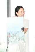 東京タワーの写真を見せる板谷由夏。