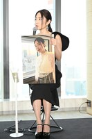 “汐留のテレビ局”で撮影した東京タワーの写真を見せるMEGUMI。