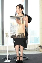 “汐留のテレビ局”で撮影した東京タワーの写真を見せるMEGUMI。