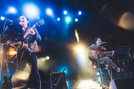 「Epiphone 150th Anniversary Beyond＋」より、田島貴男と角舘健悟。