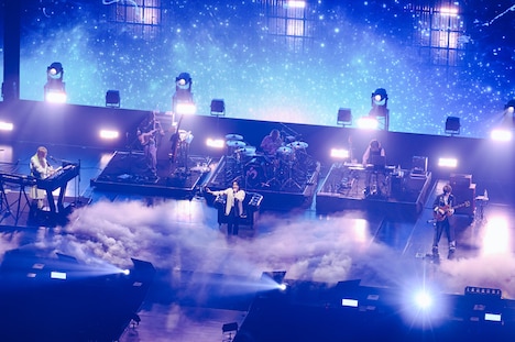 Mrs. GREEN APPLEのパフォーマンスの様子。