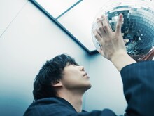 Sano ibuki「ミラーボール」ミュージックビデオより。