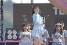子供の合唱をバックにパフォーマンスする百田夏菜子。（撮影：上飯坂一）