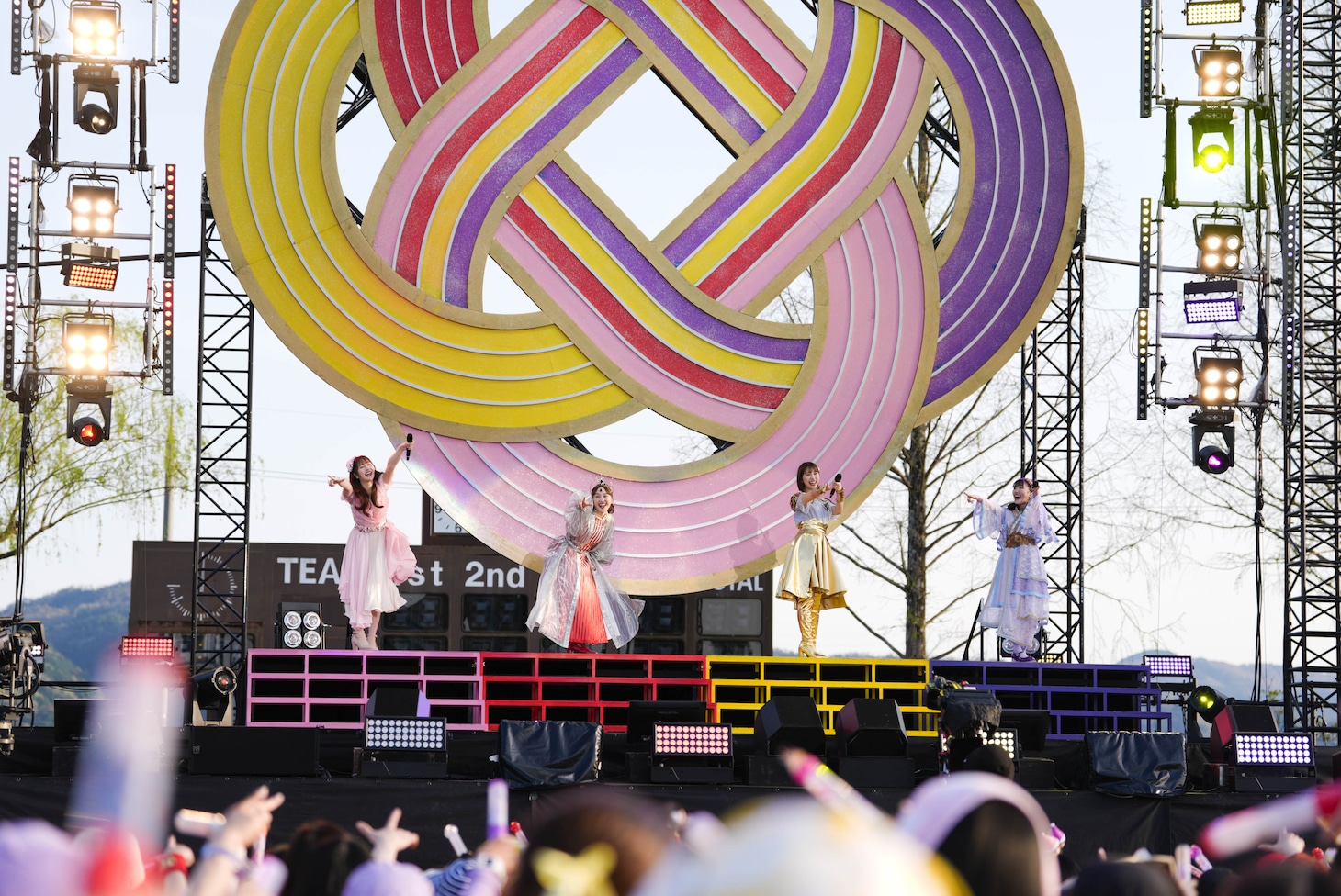 「ももクロ春の一大事2024 in 亀岡市～笑顔のチカラ つなげるオモイ～」の様子。（撮影：上飯坂一）
