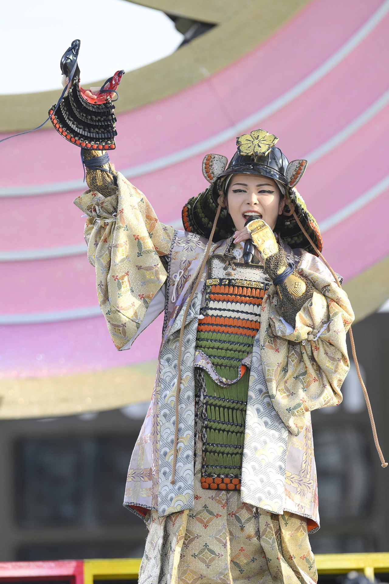 明智光秀に扮した彩羽真矢。（撮影：高田真希子）