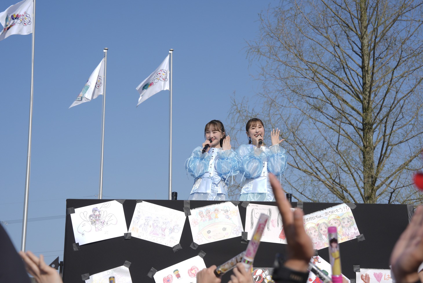 チビノフによるイラスト付きのトロッコに乗る百田夏菜子と玉井詩織。（撮影：上飯坂一）