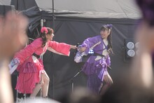 佐々木彩夏と高城れに。（撮影：上飯坂一）
