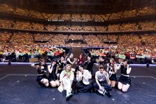 記念撮影をするMrs. GREEN APPLEとNiziU。