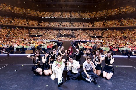 記念撮影をするMrs. GREEN APPLEとNiziU。