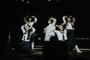 ikura（YOASOBI）と新しい学校のリーダーズ。 (c)88rising