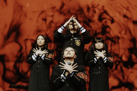 新しい学校のリーダーズ (c)88rising