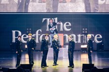 「The Performance」3日目にRIIZEとコラボレーションした若井滉斗（G / Mrs. GREEN APPLE）。