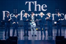 「The Performance」3日目にRIIZEとコラボレーションした若井滉斗（G / Mrs. GREEN APPLE）。