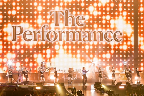 Mrs. GREEN APPLEとNiziUのコラボレーションの様子。