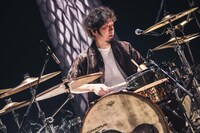 サポートメンバーの玉田豊夢（Dr）。（撮影：森好弘）