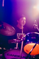 ART-SCHOOLサポートメンバーの藤田勇（Dr）。（Photo by renzo masuda）