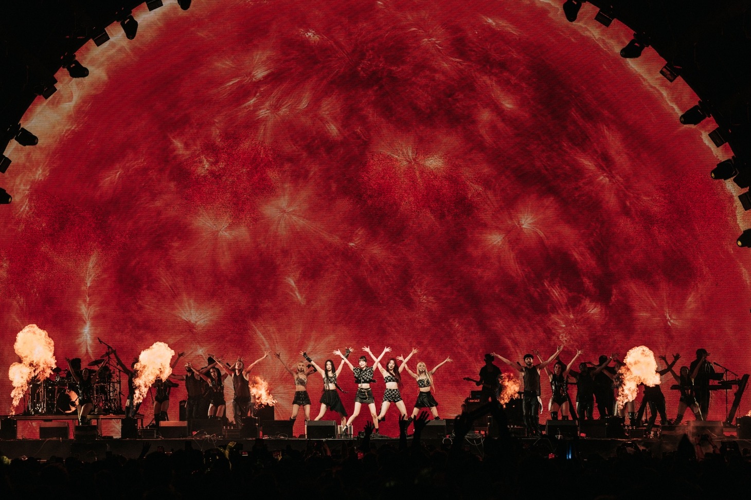 「Coachella Valley Music and Arts Festival」に登場したLE SSERAFIM。（Photo by Natt Lim）