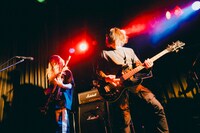 ART-SCHOOLサポートメンバーのやぎひろみ（G）と中尾憲太郎（B）。（Photo by renzo masuda）