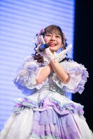 観客の「絶対結婚しような～」の声に×を出す近藤沙瑛子。