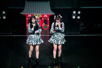 練習生仲間の活躍に感極まる#Mooove!新メンバーの久喜なほ（左）と愛梨ここ（右）。