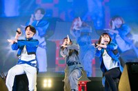 「ULTRA PRIDE」を歌う黒木ひかり＋voyager。