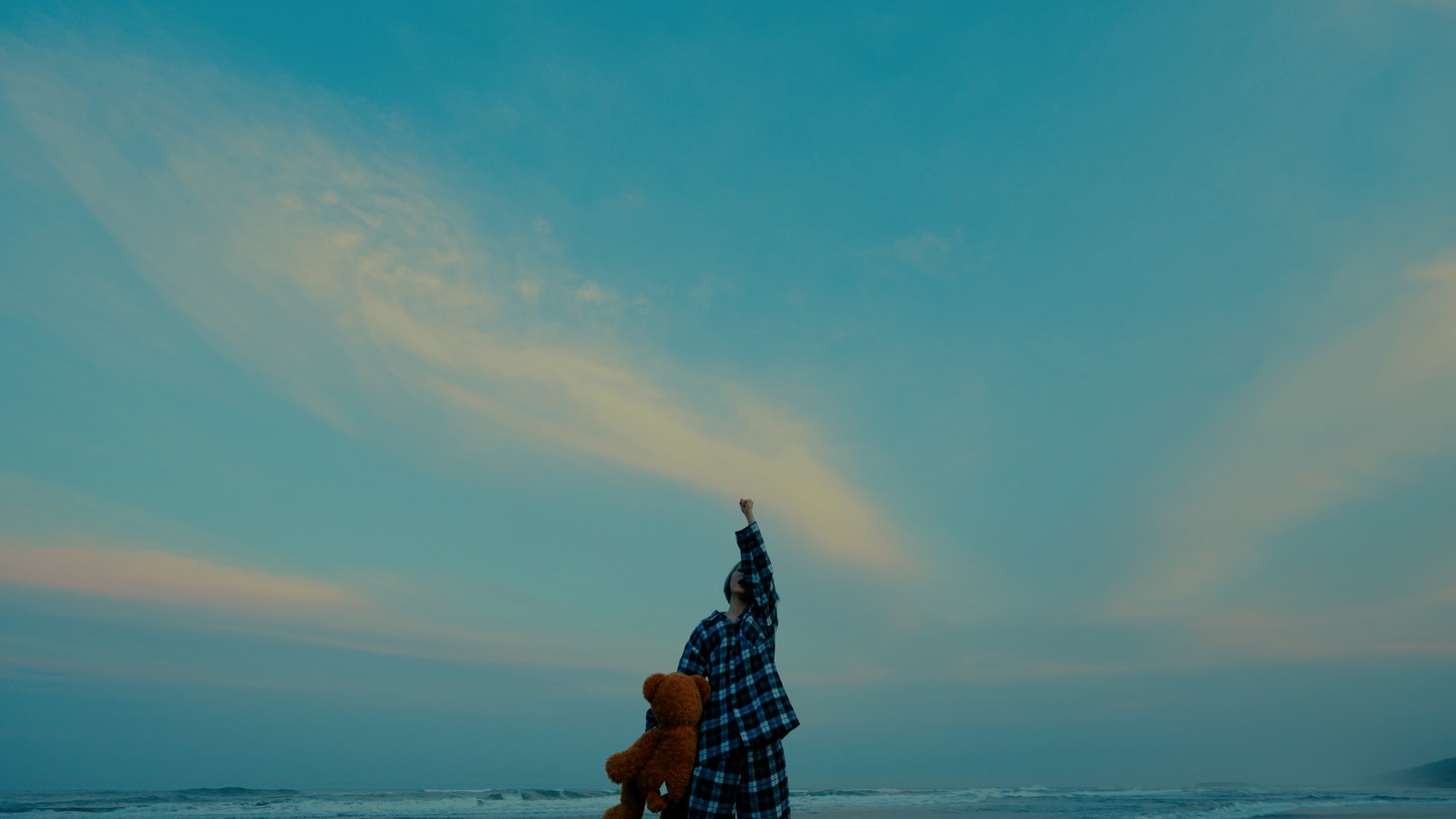 嚩ᴴᴬᴷᵁ「OYASUMI ft. KOTONOHOUSE」ミュージックビデオより。