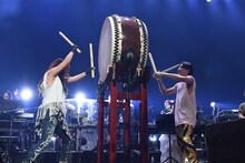 大黒摩季とスーパー太鼓トリオ。（写真提供：B ZONE）