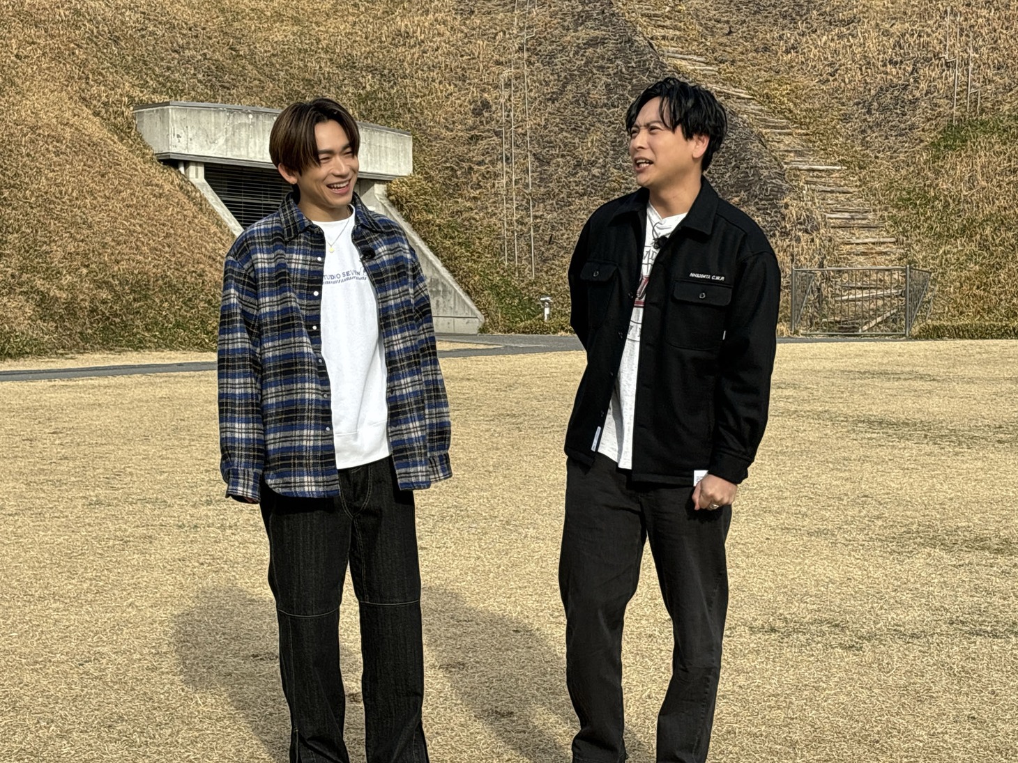 NAOTOと山下健二郎。(c)テレビ東京