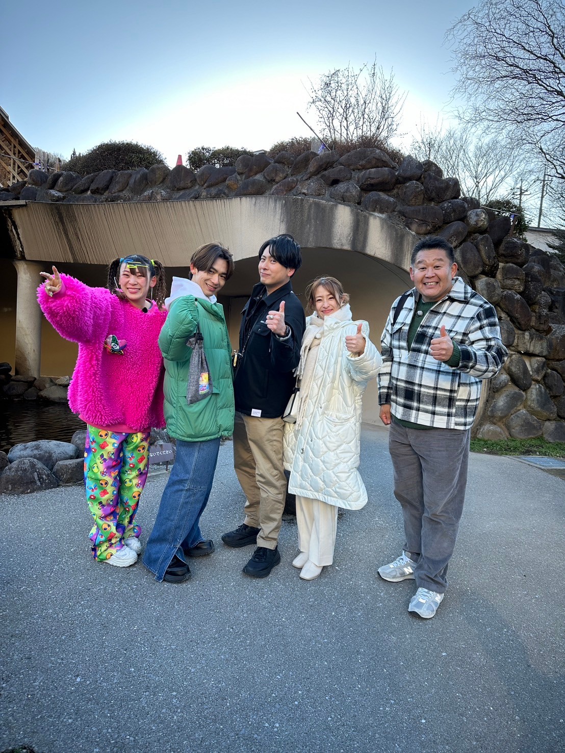 左からフワちゃん、NAOTO、山下健二郎、大沢あかね、花田虎上。(c)テレビ東京