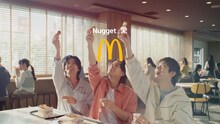Number_iが出演するマクドナルドCM「たっぷりいこうぜ！登場」編より。