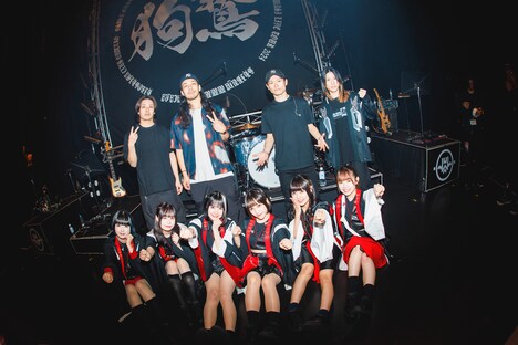 INUWASIとバンドメンバー。（撮影：真島洸）