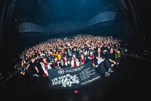 東京・Zepp Shinjuku（TOKYO）のフロアをバックに記念撮影するINUWASI。（撮影：真島洸）