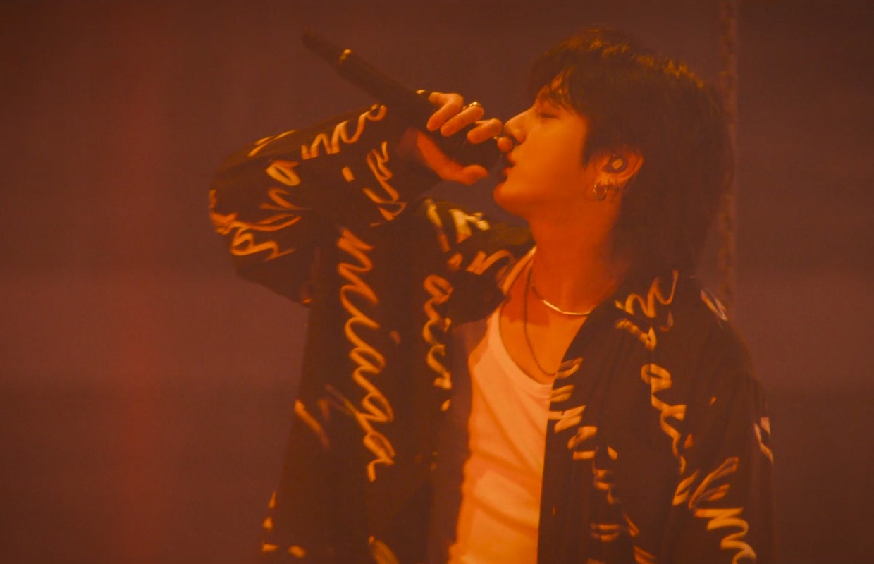 「SUGA | Agust D TOUR 'D-DAY' THE MOVIE」よりJUNG KOOK。 (c)BIGHIT MUSIC & HYBE. All Rights Reserved.