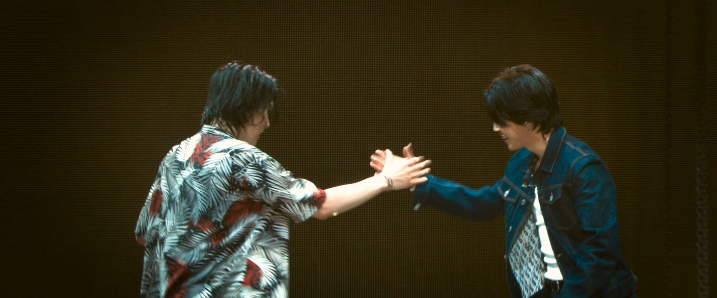 「SUGA | Agust D TOUR 'D-DAY' THE MOVIE」よりSUGAとJIMIN。 (c)BIGHIT MUSIC & HYBE. All Rights Reserved.