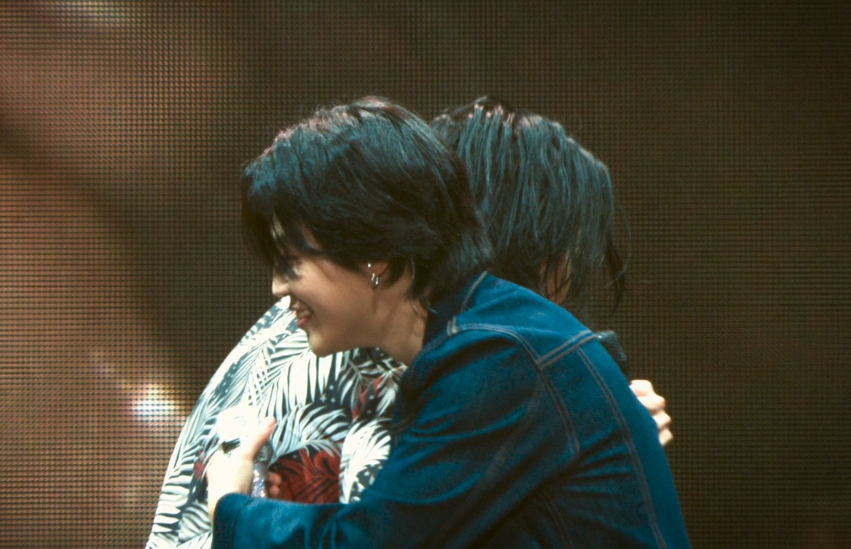 「SUGA | Agust D TOUR 'D-DAY' THE MOVIE」よりSUGAとJIMIN。 (c)BIGHIT MUSIC & HYBE. All Rights Reserved.