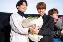 島崎信長に花束を渡すNissy。